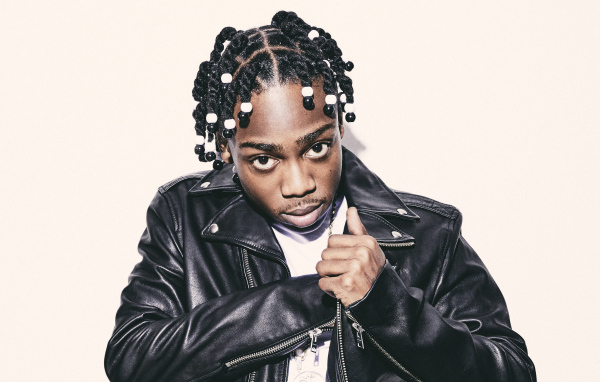 Американский рэпер  22Gz в черной кожаной куртке