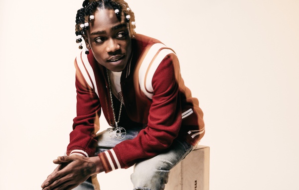 Американский рэпер  22Gz на белом фоне