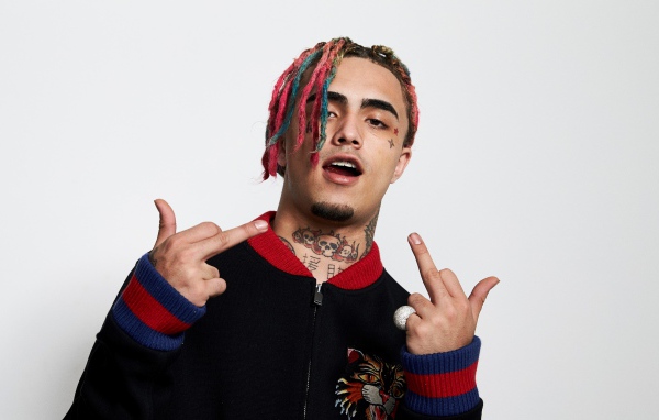 Американский рэпер Lil Pump на сером фоне