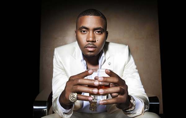 Американский рэпер Нас с стаканом в руках