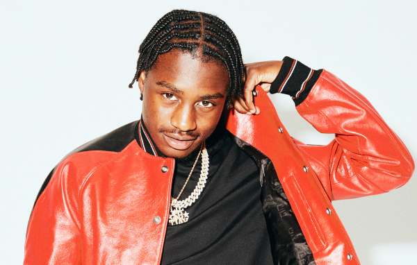 Американский рэпер  Polo G в красной кожаной куртке