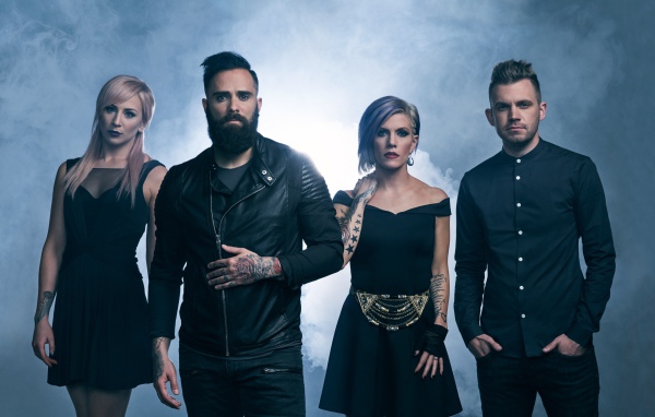 Американская рок группа Skillet в черных нарядах