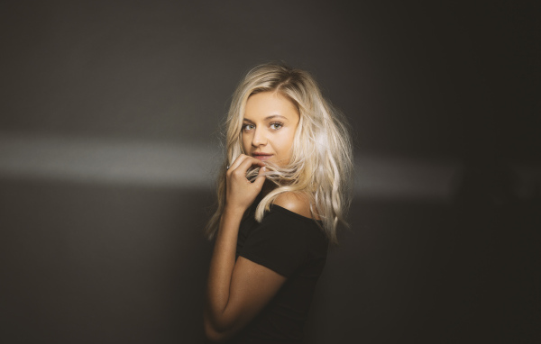 Американская певица Келси Баллерини на сером фоне