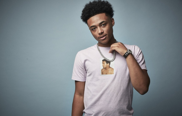 Американский певец, рэпер Luh Kel на сером фоне