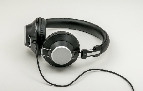 Большие черные наушники на сером фоне