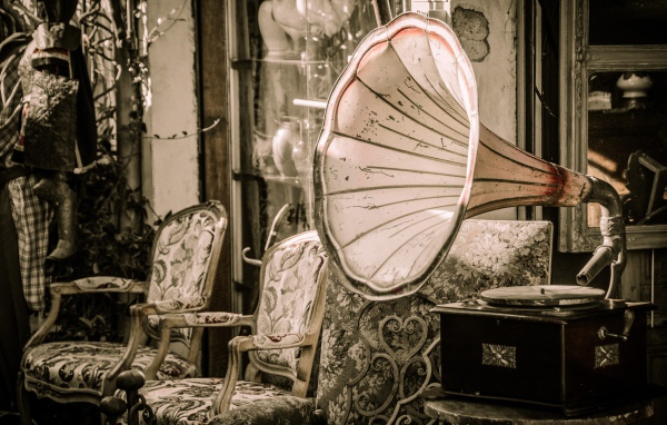 Большой старый граммофон в комнате со стульями