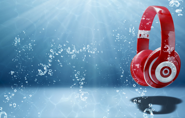 Большие красные наушники под водой на голубом фоне