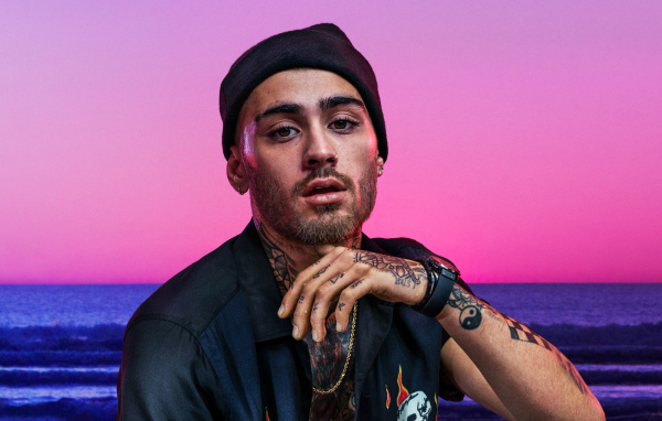 Британский певец Зейн Малик в черной шапке