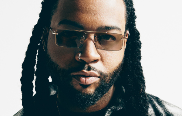 Канадский рэпер PartyNextDoor в очках на белом фоне