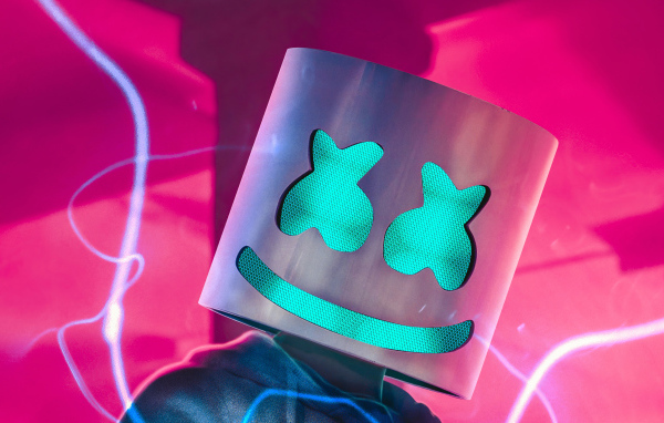 Диджей Маршмеллоу на розовом фоне