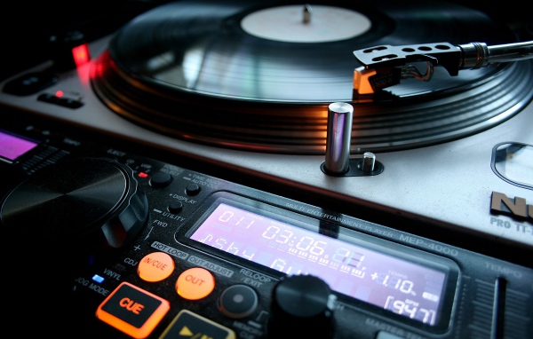 Диджейский виниловый проигрыватель 