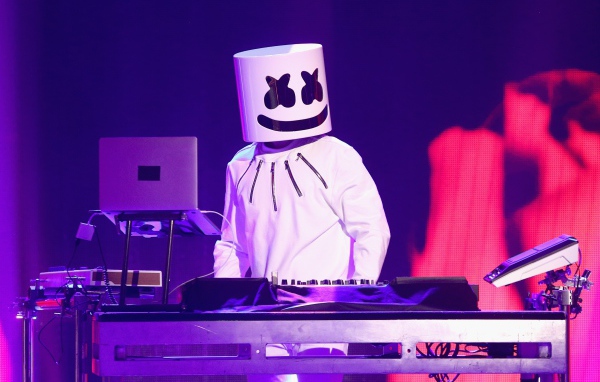 Диджей Маршмеллоу в диджейского пульта