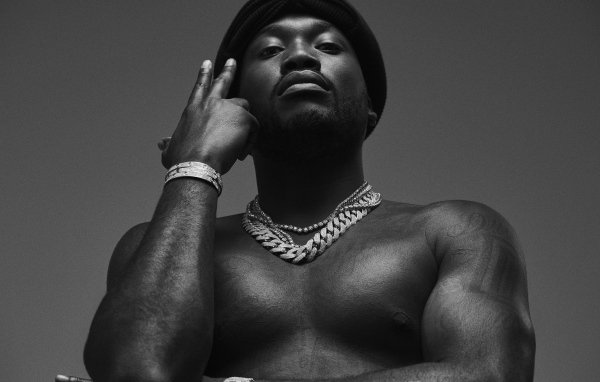 Хип- хоп исполнитель Meek Mill черно-белое фото