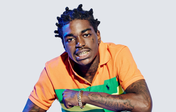 Хип-хоп исполнитель Kodak Black на сером фоне