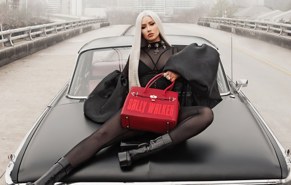 Хип хоп исполнительница Игги Азалия лежит на машине