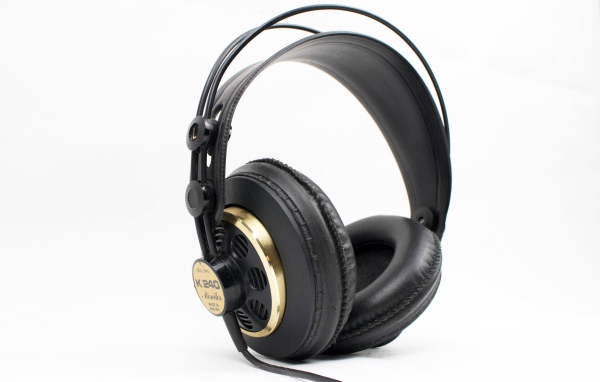 Большие черные наушники с микрофоном на белом фоне