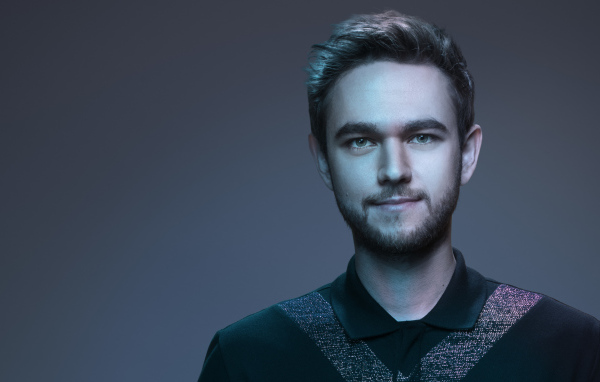 Мужчина, немецкий диджей Zedd на сером фоне