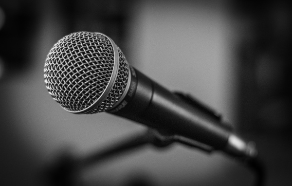 Микрофон SHURE SM 58 на стойке