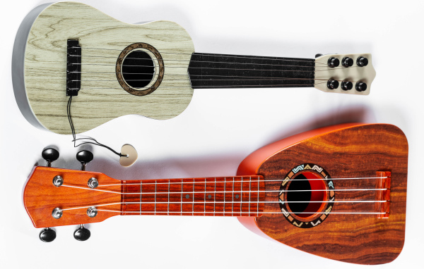 Музыкальный инструмент укулеле на белом фоне 