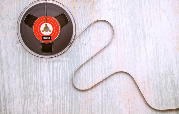 Старая катушка бобины с пленкой на столе