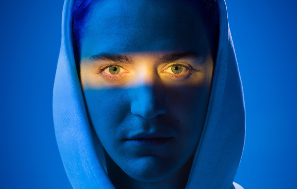 Интернет знаменитость Ninja Youtube на голубом фоне