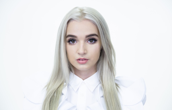 Певица Poppy на белом фоне 