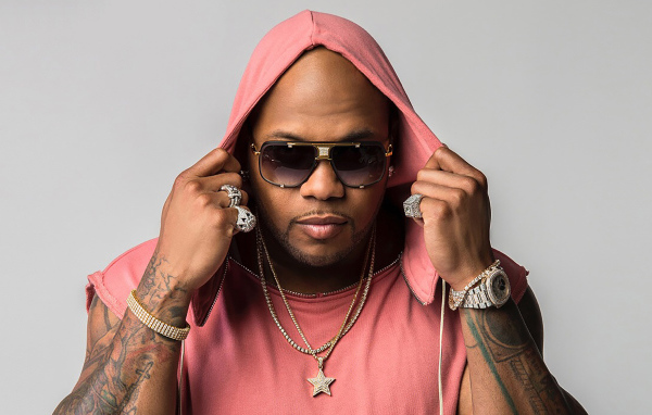 Рэпер Flo Rida на сером фоне