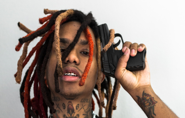 Рэпер Lil Gnar  с пистолетом в руке