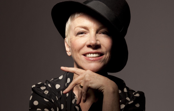 Шотландская певица Энни Леннокс в черном цилиндре на голове