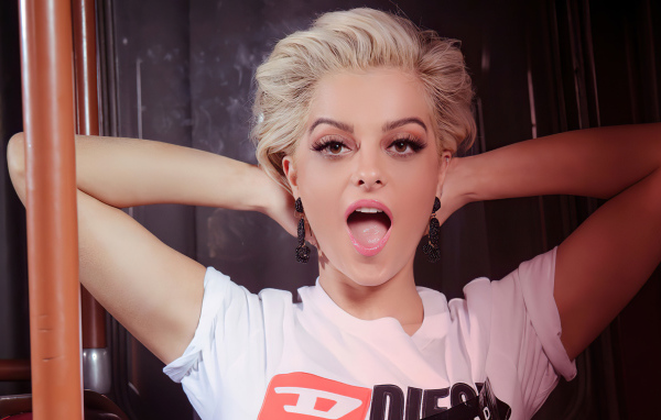 Певица Биби Рекса с открытым ртом