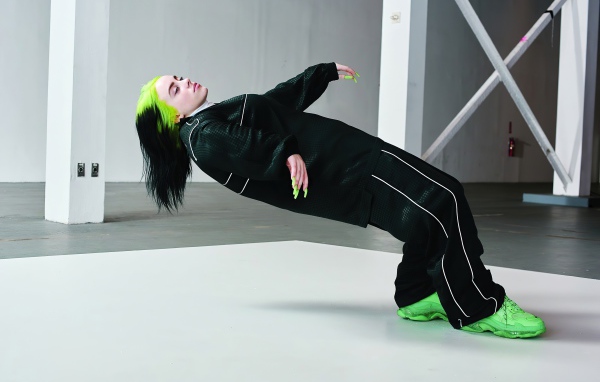 Певица Билли Айлиш в черном спортивном костюме 