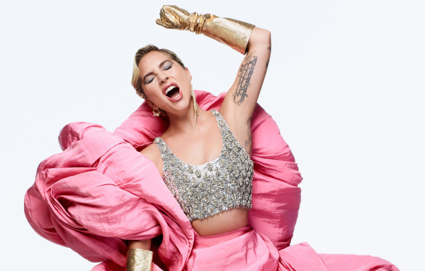 Певица Леди Гага поет на белом фоне