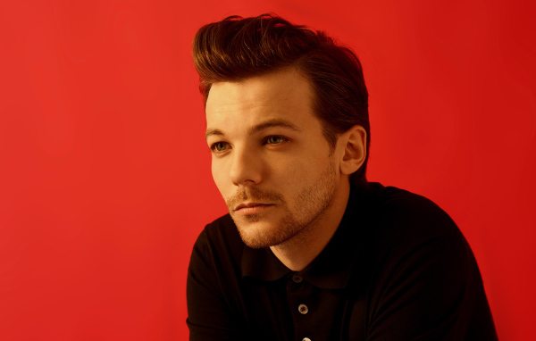 Певец Луи Томлинсон на красном фоне