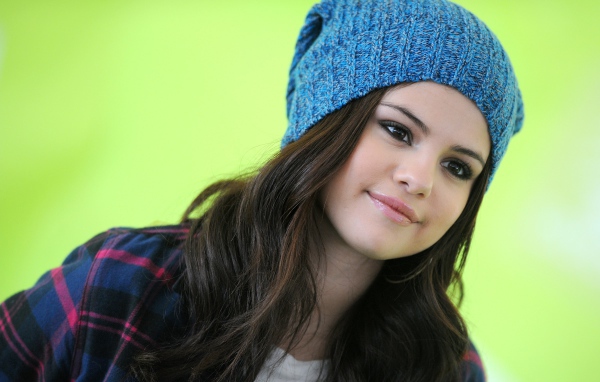 Singer Selena Gomez in a knitted hat