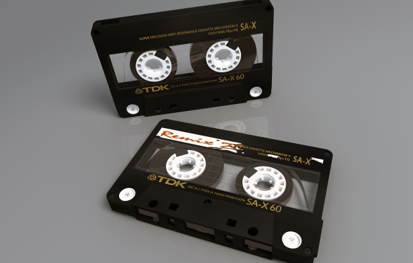 Две магнитофонные кассеты TDK на сером фоне