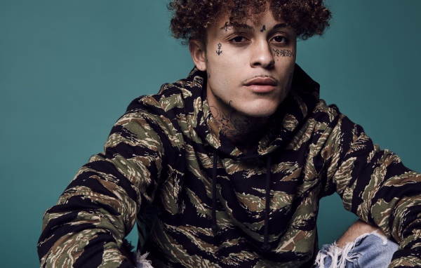 Молодой американский рэпер Lil Skies с татуировками на теле