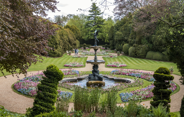 Красивый фонтан в живописном парке с зелеными деревьями