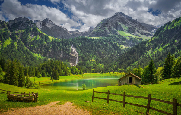 Красивый зеленый горный пейзаж 