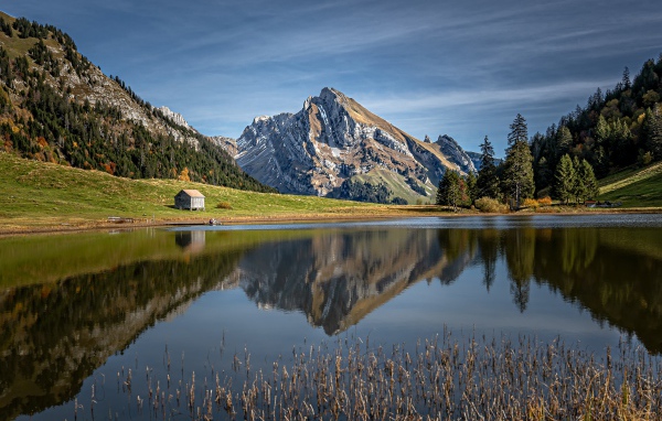 Красивый вид на прозрачное горное озеро под голубым небом 