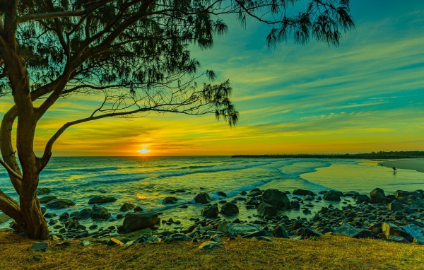 Красивый вид на морской берег с камнями на закате