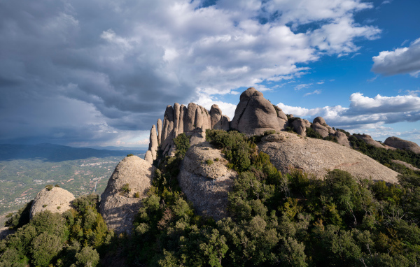 Каменные глыбы под голубым небом с грозовыми облаками 
