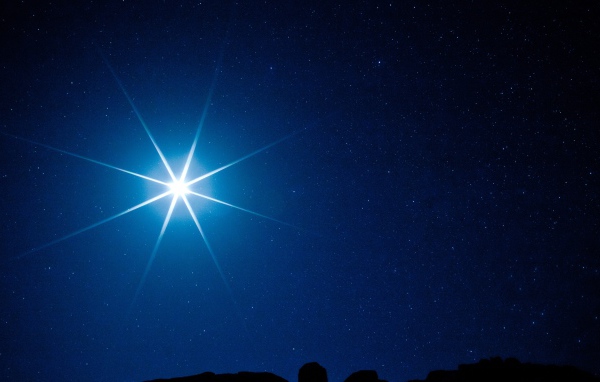 Яркая белая звезда в темном ночном небе 