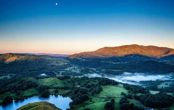 Туман над горной природой на рассвете 