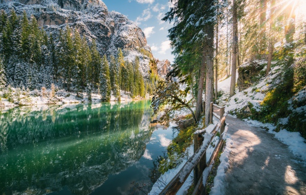 Красивый вид на холодную реку и заснеженные горы