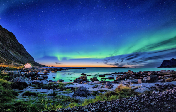 Северное сияние в небе над горным озером