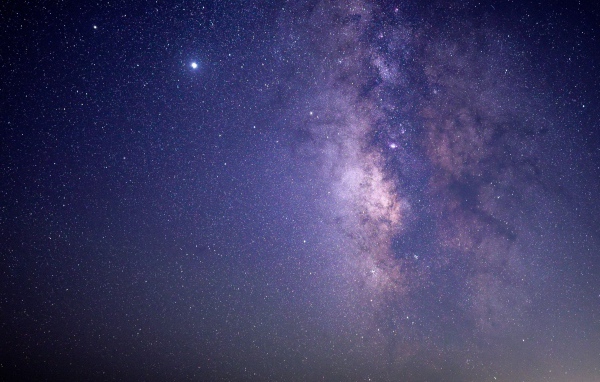 Фиолетовый млечный путь в звездном небе 
