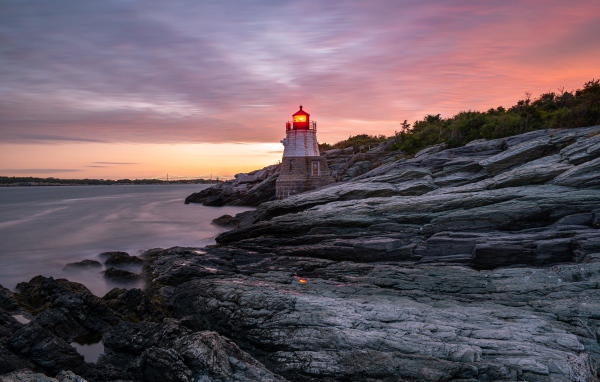 Каменный берег в океане с маяком 