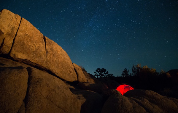 Палатка в горах под звездным небом 