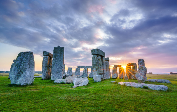 Солнце пробивается сквозь камни Стоунхенджа