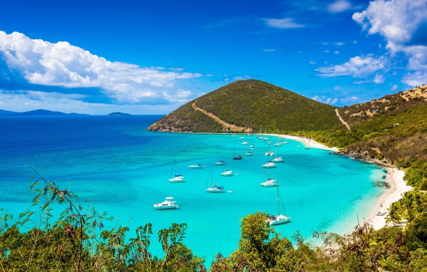 Яхты в голубой воде океана на берегу 